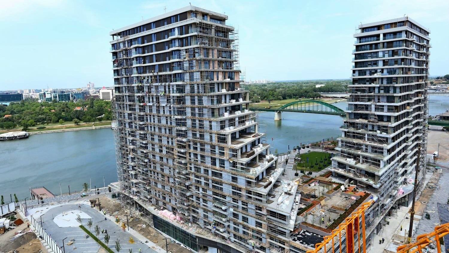 Beograd na vodi, stambeni tornjevi u fazi izgradnje na obali reke